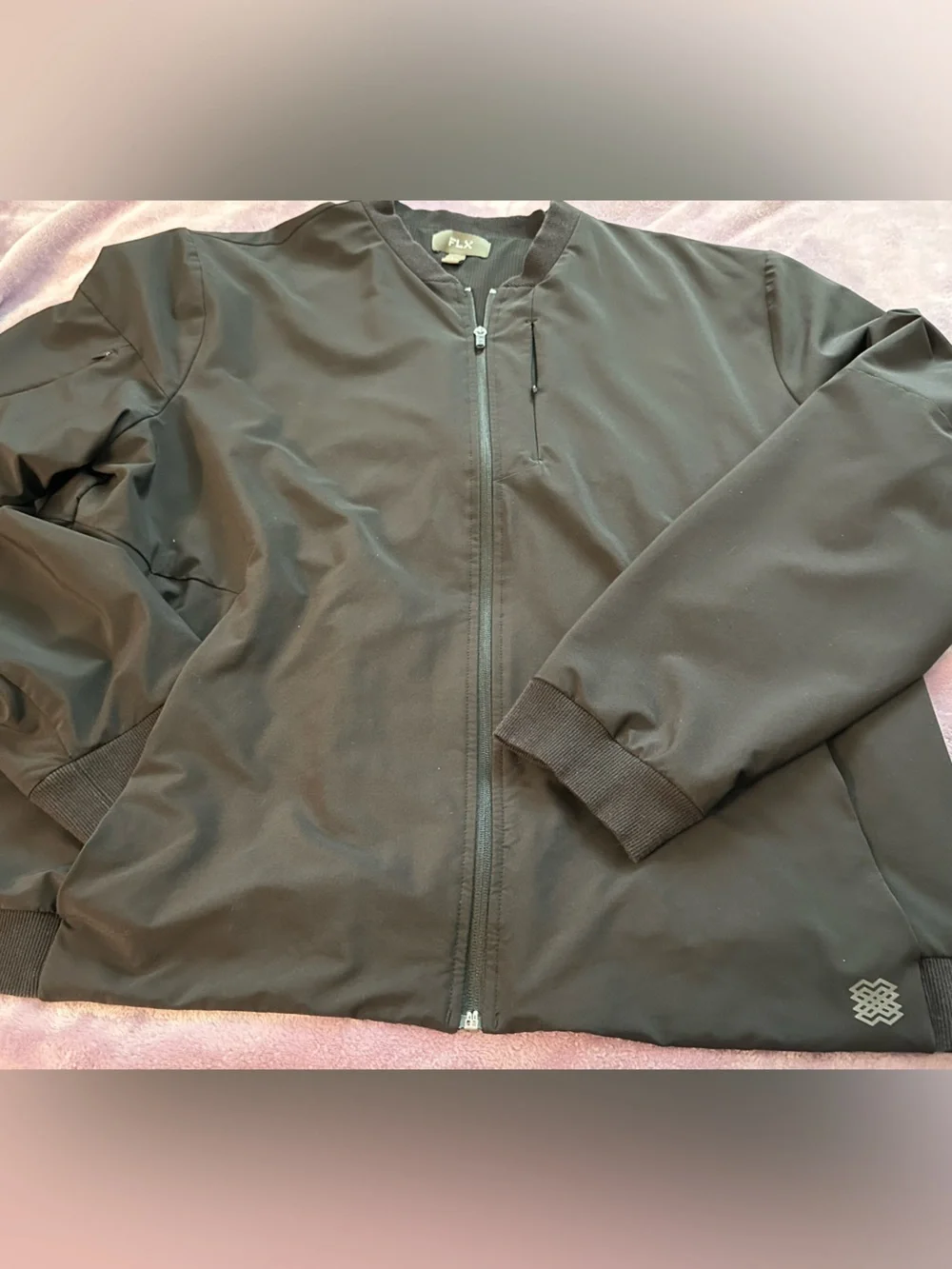 Great for spring! Men’s dressy black bomber jacket by FLX. Size XXL.